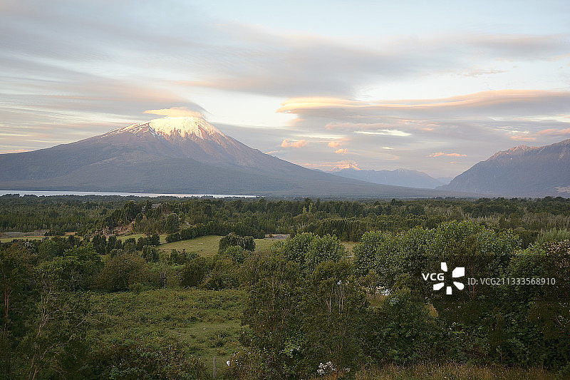 奥索尔诺火山和 Llanquihue 湖，日落时分在恩塞纳达的景色，巴拉斯港周边，智利 X 湖区图片素材