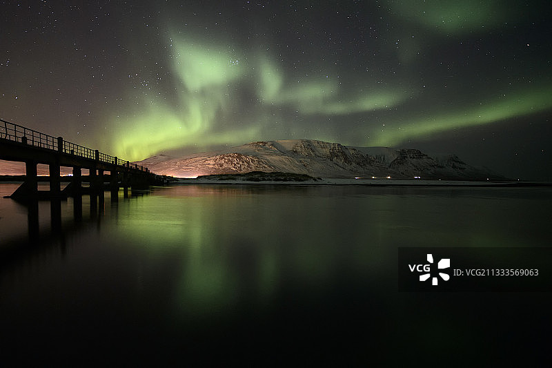 冰岛 Skagafjordur 峡湾的 Aurora 和桥梁图片素材