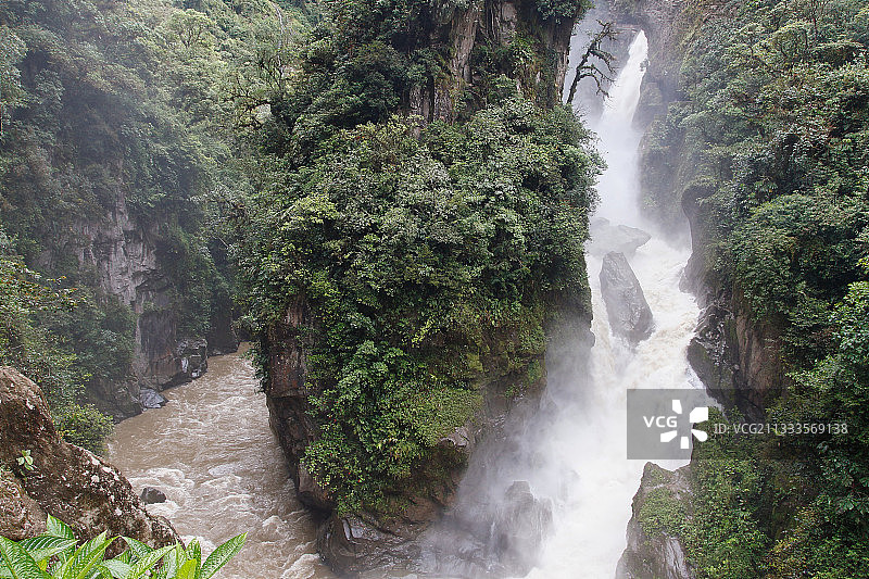 厄瓜多尔东科迪勒拉巴尼奥斯小镇后令人印象深刻的魔鬼瀑布图片素材