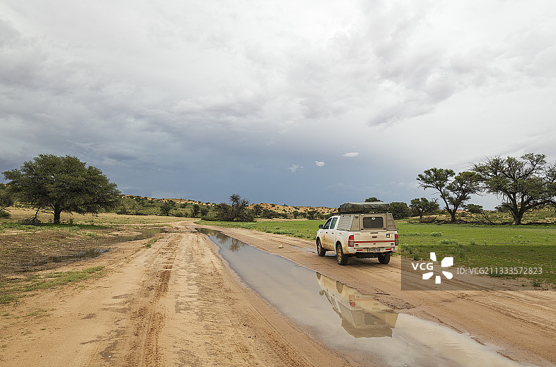 雨季时卡拉哈里沙漠奥布河床上的旅游车辆，南非卡拉格迪跨境公园图片素材