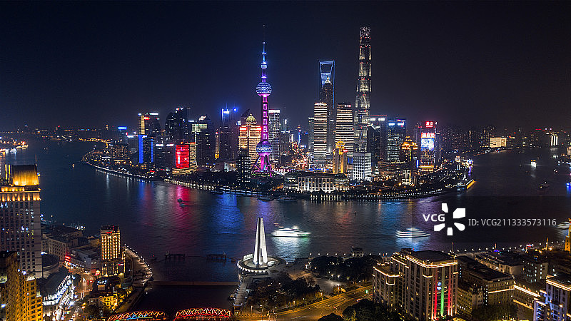 时尚大都市夜景，远处的陆家嘴金融区被灯光打扮得熠熠生辉图片素材