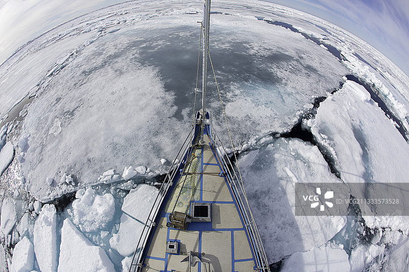 被困在冰中的帆船船头，斯匹次卑尔根岛，斯瓦尔巴群岛，挪威，北冰洋图片素材