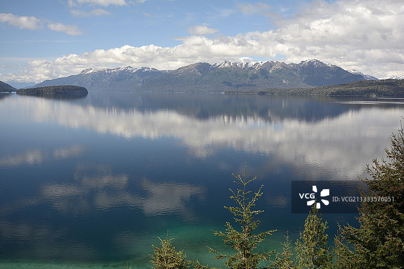 纳韦尔瓦皮国家公园的纳韦尔瓦皮湖风光，阿根廷内格罗河省圣卡洛斯-德巴里洛切附近图片素材