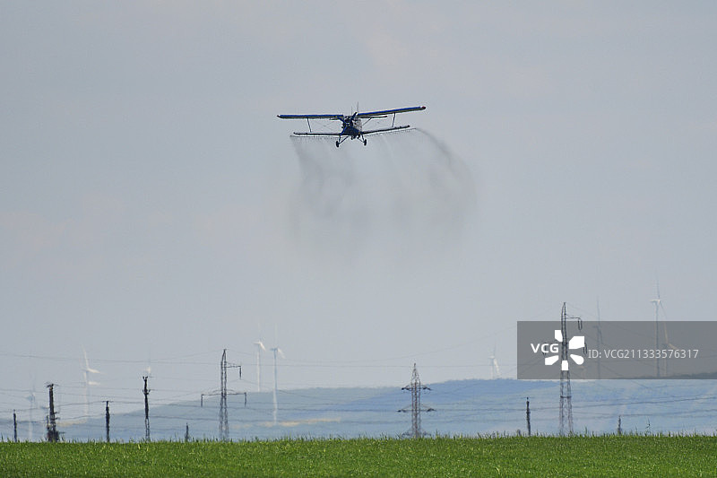 罗马尼亚多瑙河三角洲农药空中喷洒图片素材