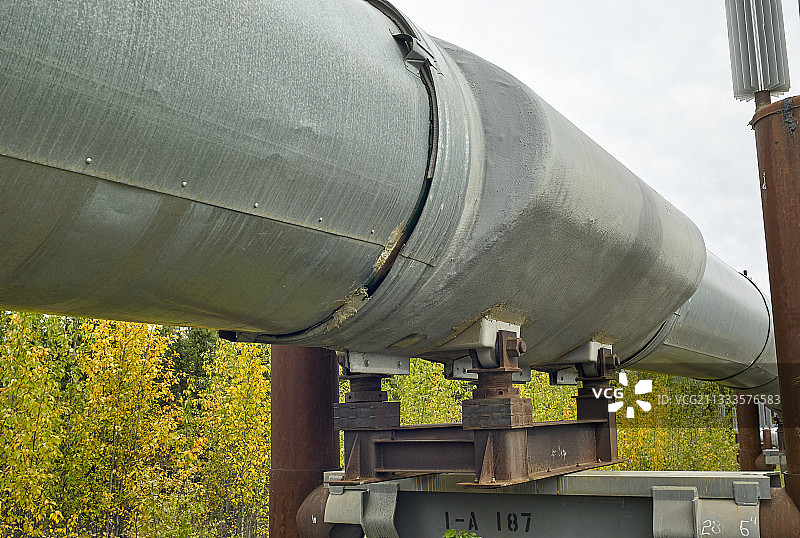 道尔顿公路：从费尔班克斯到普拉德霍湾，跨阿拉斯加管道系统（TAPS）的装置细节，美国阿拉斯加州图片素材