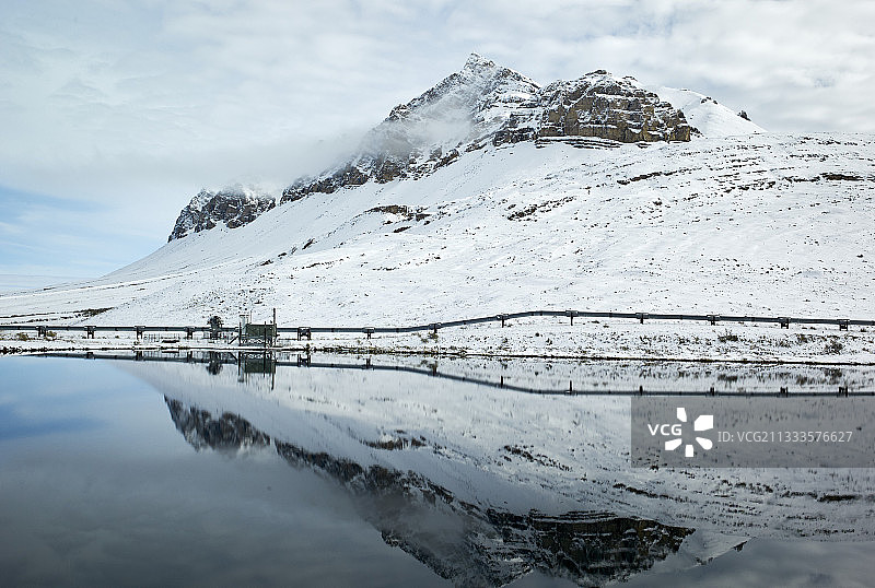 道尔顿公路：从费尔班克斯到普拉德霍湾，跨阿拉斯加管道系统，秋季，美国阿拉斯加州图片素材
