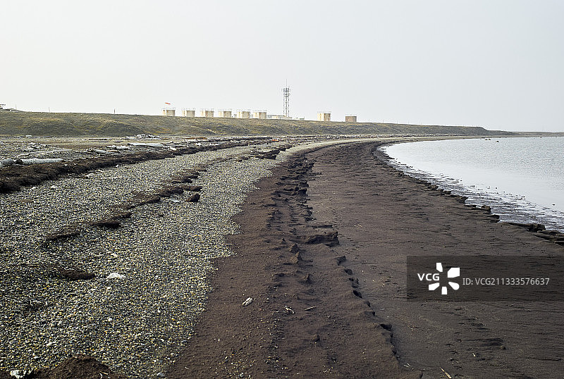 道尔顿公路：从费尔班克斯到普拉德霍湾，跨阿拉斯加管道系统（TAPS）。在死马镇，从靠近普拉德霍湾油田的管道出发，北冰洋，美国阿拉斯加州图片素材