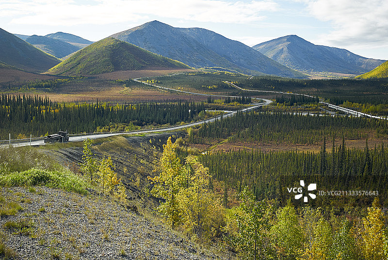 道尔顿公路：从费尔班克斯到普拉德霍湾，跨阿拉斯加管道系统，秋季布鲁克斯山脉南段的管道，阿拉斯加，美国图片素材