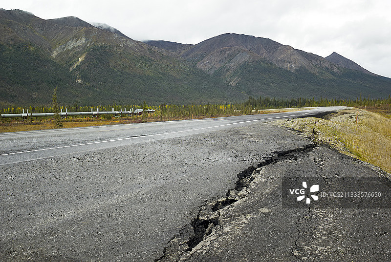 道尔顿公路：从费尔班克斯到普拉德霍湾，路面因永久冻土融化而开裂，美国阿拉斯加图片素材