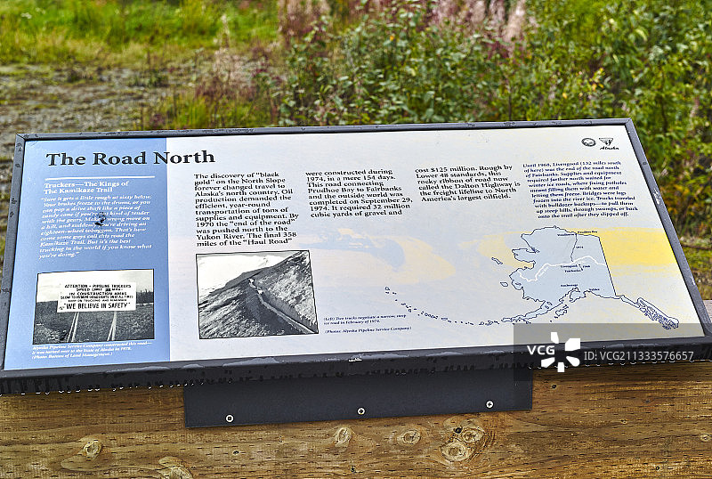 道尔顿公路：从费尔班克斯到普拉德霍湾，路边信息标志，美国阿拉斯加州图片素材