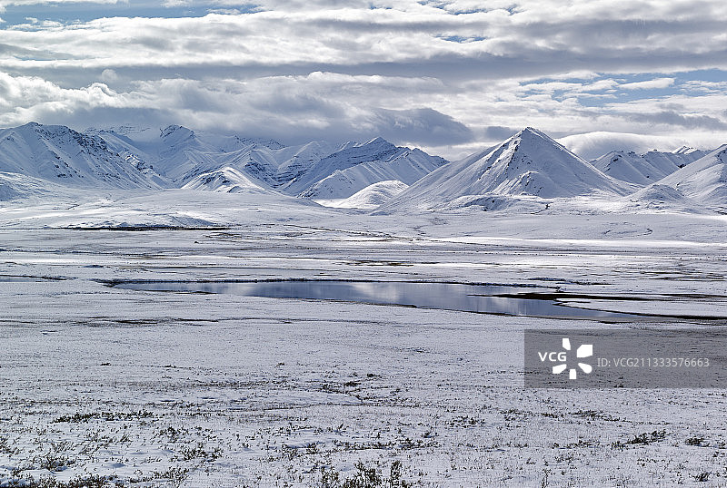 道尔顿公路：从费尔班克斯到普拉德霍湾，布鲁克斯山脉秋色，美国阿拉斯加阿提根山口以北图片素材