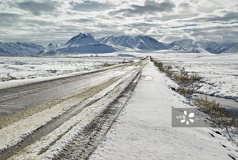 道尔顿公路：从费尔班克斯到普拉德霍湾，他的卡车是在所有季节和所有天气中Deadhorse的唯一补给！美国阿拉斯加图片素材