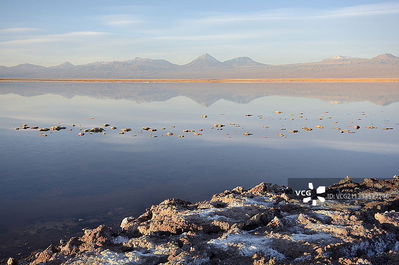 阿塔卡马盐湖黄昏时的特宾基切泻湖，智利安托法加斯塔第二区圣佩德罗德阿塔卡马附近图片素材
