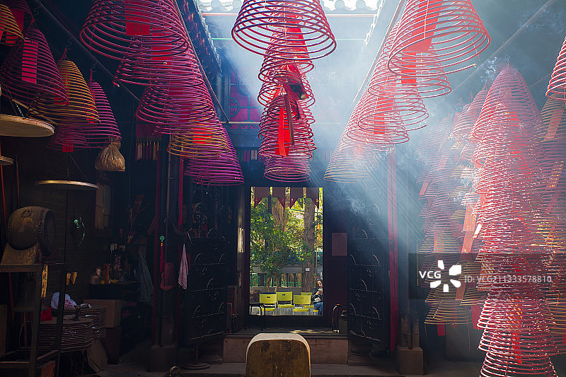 中国香港，寺庙中燃烧的香卷图片素材