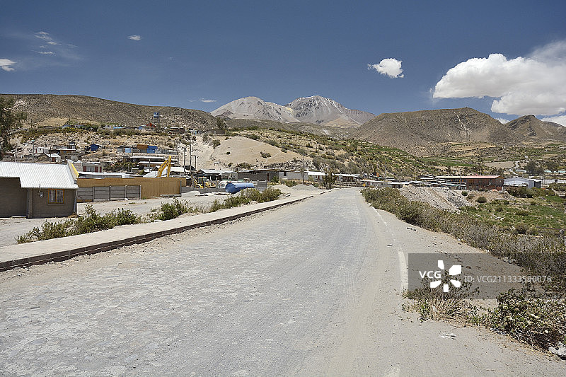 普特雷村庄与塔阿帕卡火山，智利阿里卡和帕里纳科塔大区图片素材