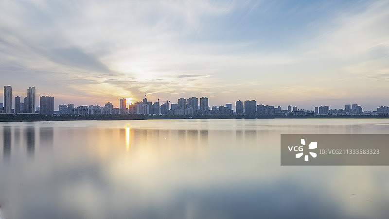 夕阳西下日落水面倒影，简洁，图片素材