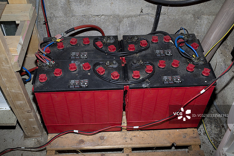 4个大的12v铅酸电池用于储存风力发电，接线为24伏英国图片素材
