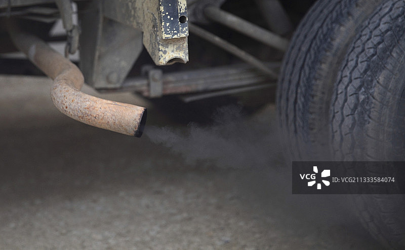 法国卡车柴油发动机排放的废气图片素材