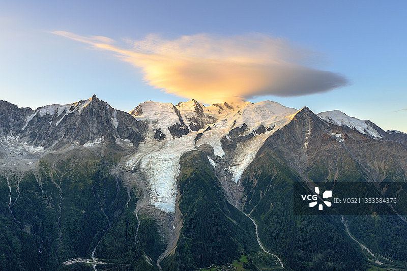 勃朗峰黎明时的云彩，覆蓋山峰的荚状云，从布雷旺特看到的勃朗峰山脉，上萨瓦省，阿尔卑斯山，法国图片素材