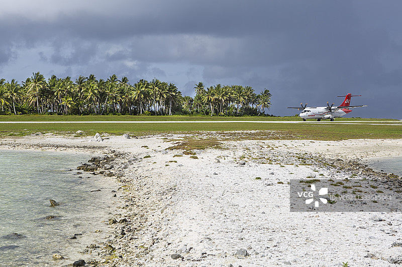 法属波利尼西亚背风群岛，莫图岛上莫皮蒂机场的大溪地航空ATR 42飞机起飞图片素材
