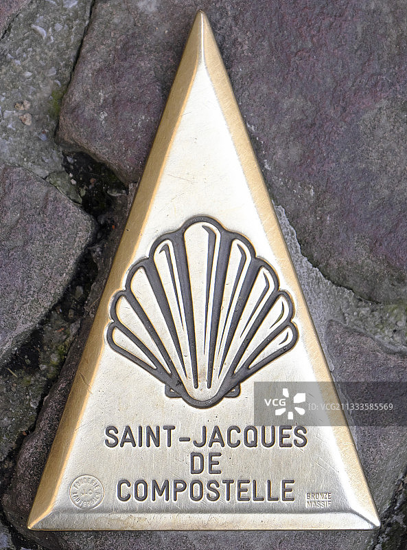 描绘圣雅克贝壳的青铜尖顶镶嵌在鹅卵石中，指示着通往孔波斯特拉朝圣路线的方向，圣让皮耶德波尔 (64)，比利牛斯山脉，法国图片素材