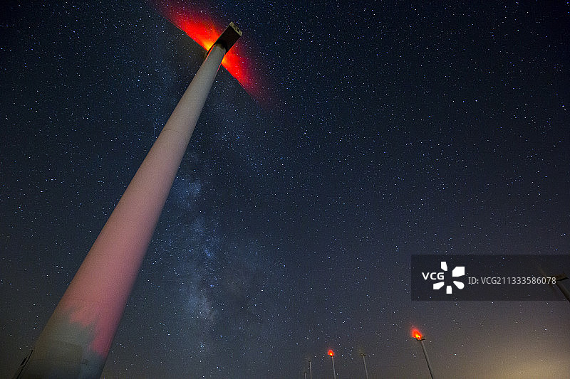 西班牙阿维拉夜间风车和银河图片素材