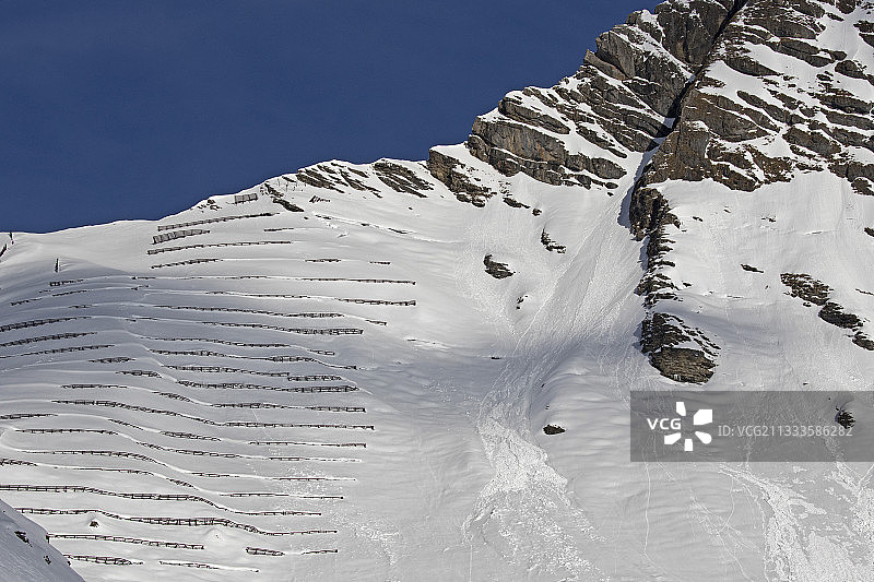 1984年雪崩后安装在迪亚布勒雷茨上方的4米高雪崩，在某些地方充满了雪，并发挥了作用。拉帕雷山。沃州，阿尔卑斯山，瑞士图片素材