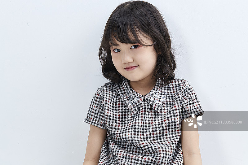 白色色背景的可爱的亚洲小女孩（儿童）图片素材