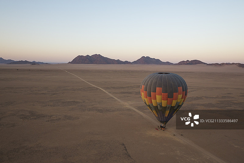 清晨时分，乘坐热气球鸟瞰纳米比亚库拉拉荒野保护区图片素材