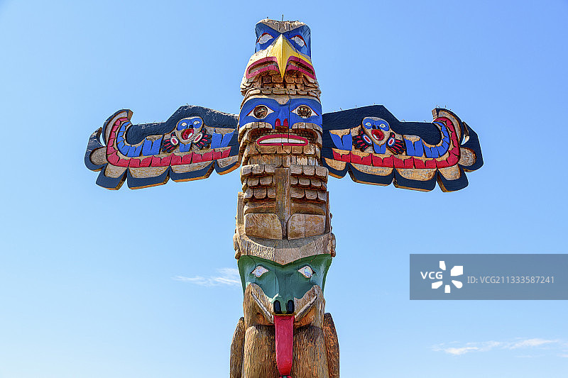 图腾柱（鹰和熊）。加拿大不列颠哥伦比亚省温哥华岛鲍威尔河图片素材