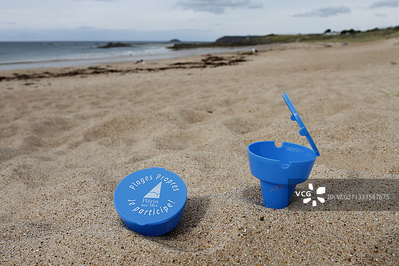 法国布列塔尼普莱兰市分发的沙滩烟灰缸图片素材
