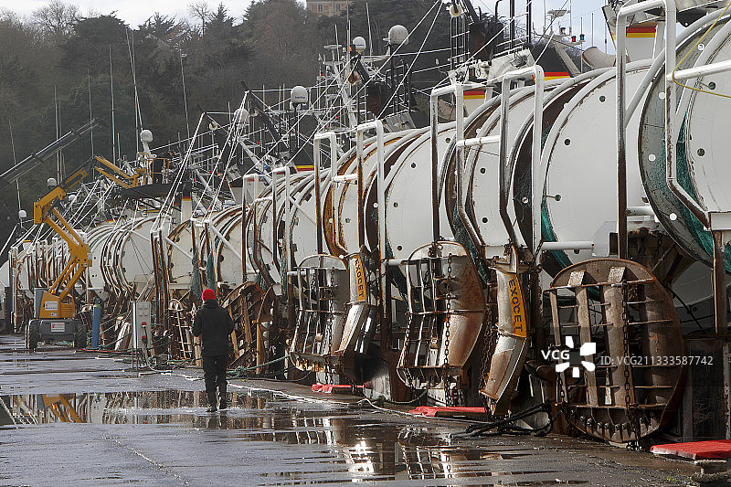 法国布列塔尼圣布里厄勒莱格港的近海拖网渔船卷轴图片素材