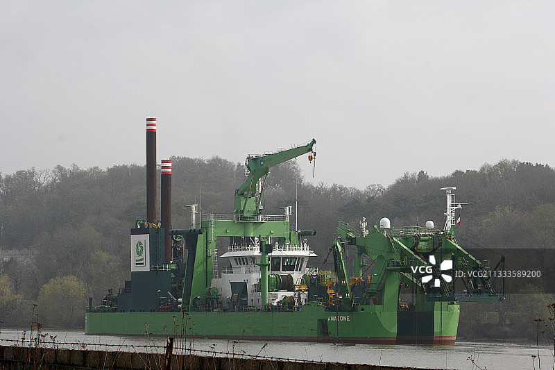 法国诺曼底厄特维尔塞纳河上的切割式挖泥船图片素材