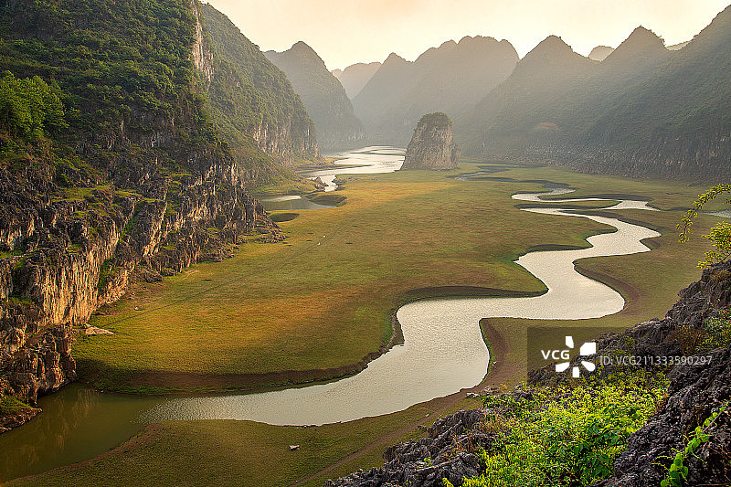 贵州安顺西秀区龙宫景区油菜河落日图片素材