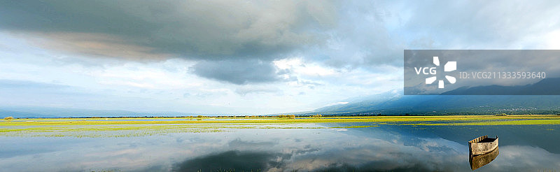 希腊马其顿中部 Kerkini 湖，水毛茛和渔船图片素材