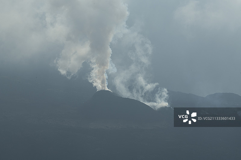富马尔喷气孔：火山喷发后的冒烟火山口，富尔奈斯火山，留尼汪岛图片素材
