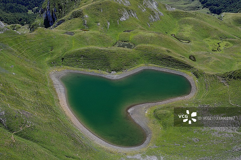 法国比利牛斯山脉奥索山谷心形湖泊图片素材