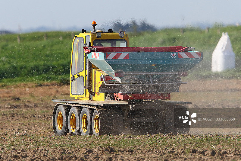 在旺代沼泽用履带式机器撒播肥料，法国旺代图片素材