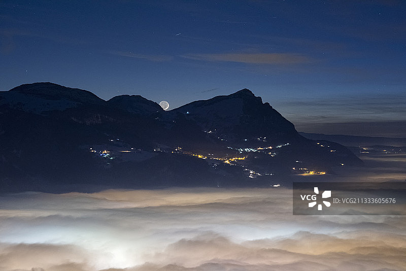阿尔沃山谷的层云、云海和月亮，夜间，在法国上萨瓦省博尔内斯山地图片素材