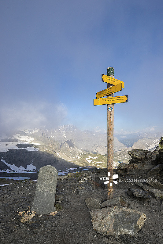 法国上阿尔卑斯内瓦什克拉雷山谷GR57公路穆昂德山口（2828米）的旧界标图片素材