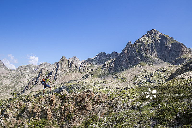 徒步旅行者在法国滨海阿尔卑斯省梅尔康图尔国家公园的五湖山口眺望庞塞山图片素材