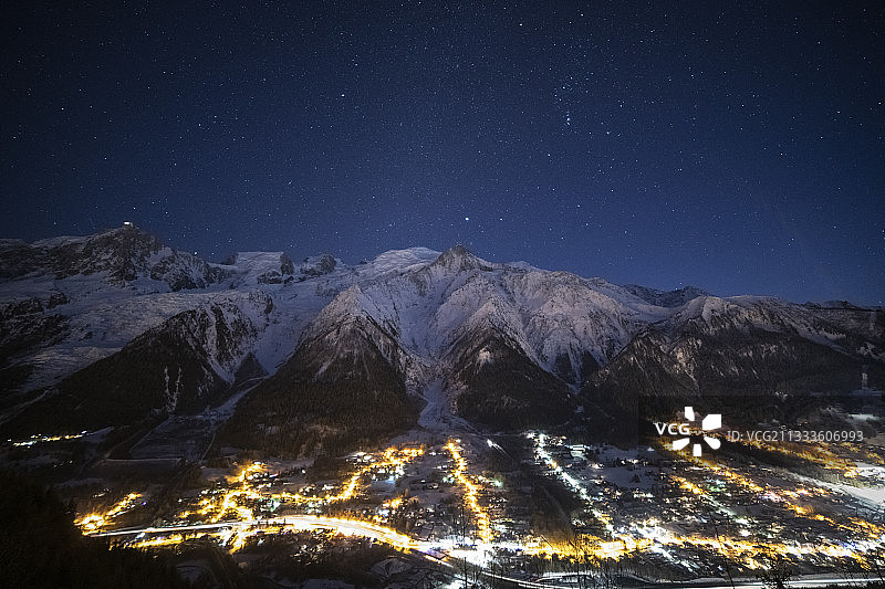 夜晚阿尔沃河谷的云海与银河，面向莫莱山、阿拉维斯山和布拉斯山，阿尔卑斯山，法国图片素材
