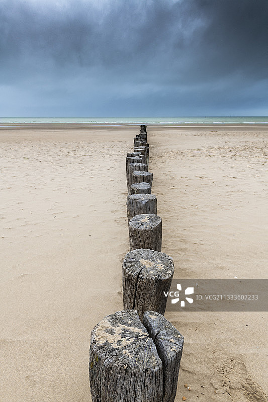 法国上法兰西桑加特海滩防波堤桩图片素材