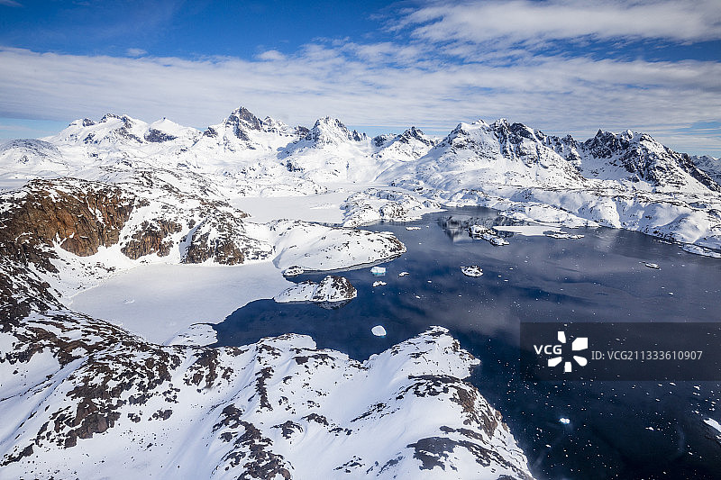 直升机航拍格陵兰岛东部塔西拉克海岸山海全景图片素材