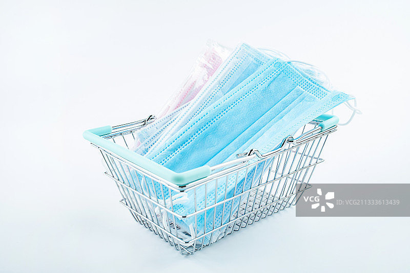 购物篮装满了一次性医用口罩图片素材