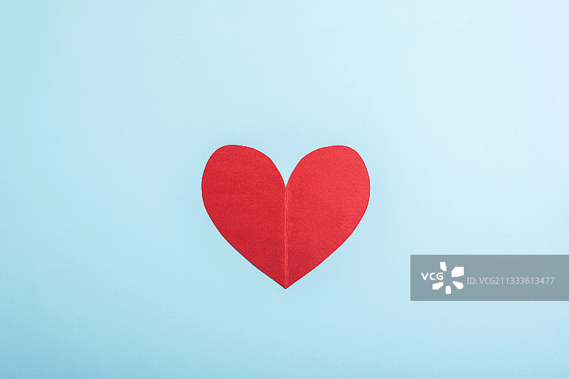 浅蓝色背景上一颗红心爱心图片素材