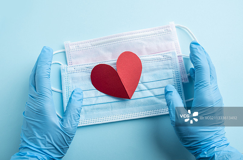 戴手套的双手和爱心口罩图片素材