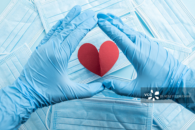 戴手套的双手和爱心口罩图片素材