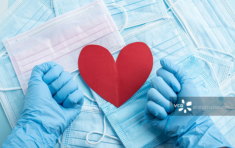 抗击新冠病毒疫情，拳头和爱心图片素材