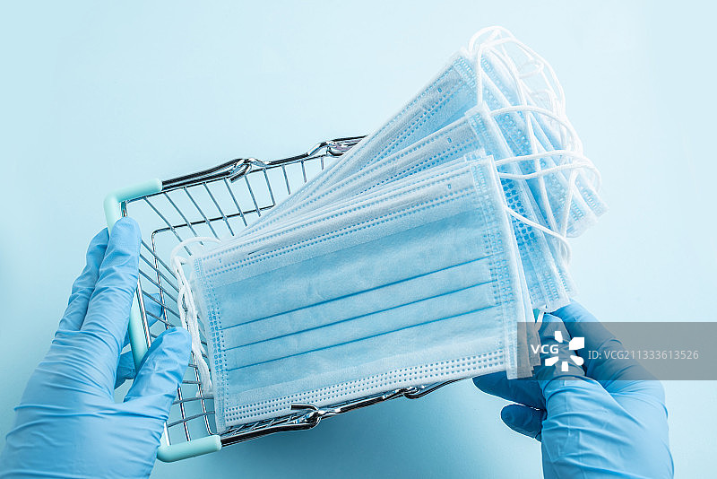 购物篮装满了医用口罩图片素材